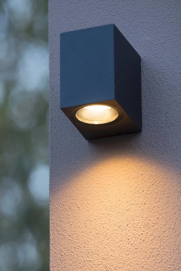 Lucide ZARO - Wandstrahler / Wandleuchte Innen/Außen - 1xGU10 - IP44 - Schwarz - Atmosphäre 1